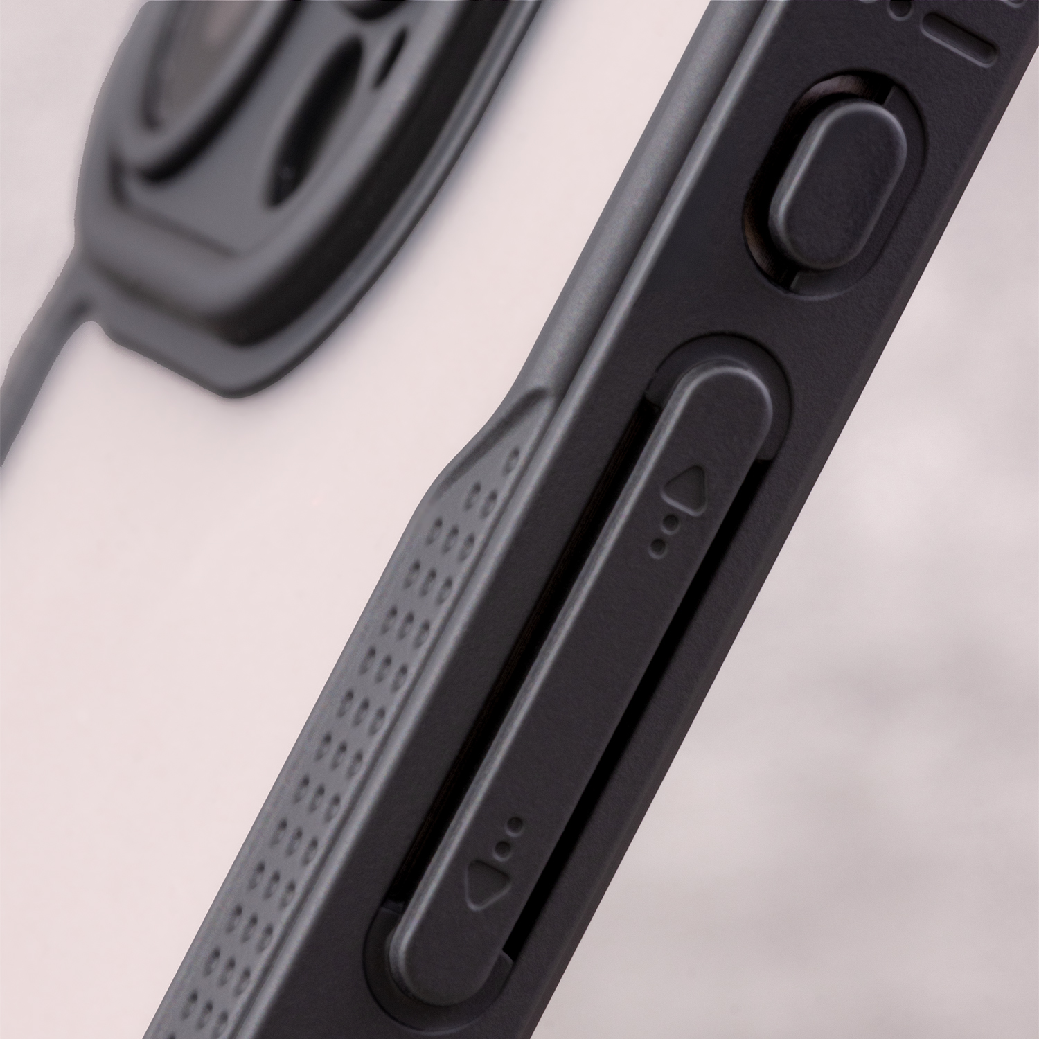 Nak�adka Defender Matt czarny Apple iPhone 14 Pro / 8