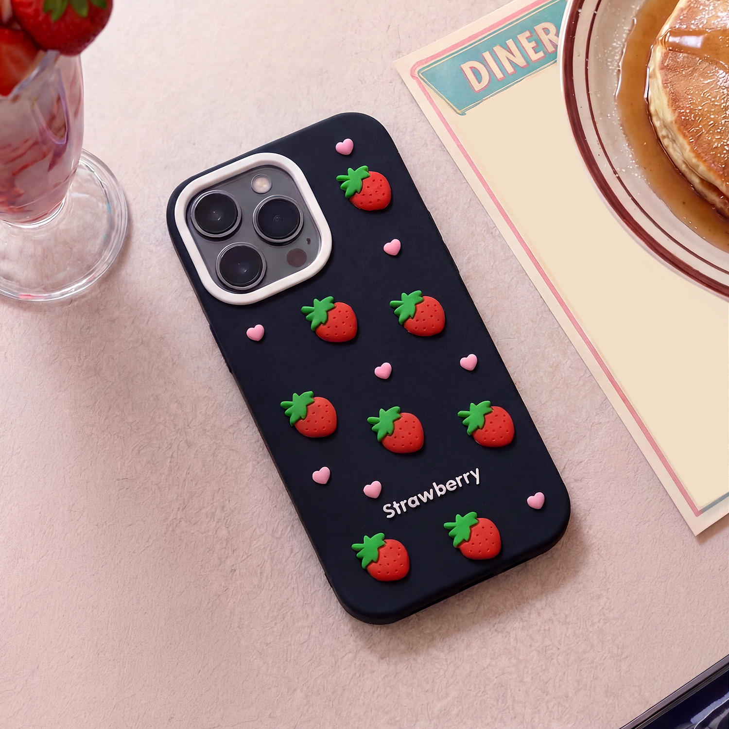 Nak�adka Strawberry czarny Apple iPhone 11 / 6