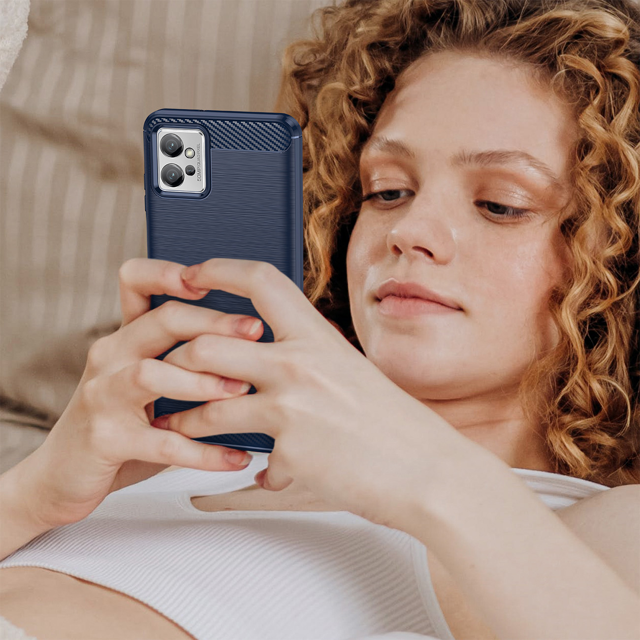 Pokrowiec Carbon Case czarny Motorola Moto G82 5G / 7