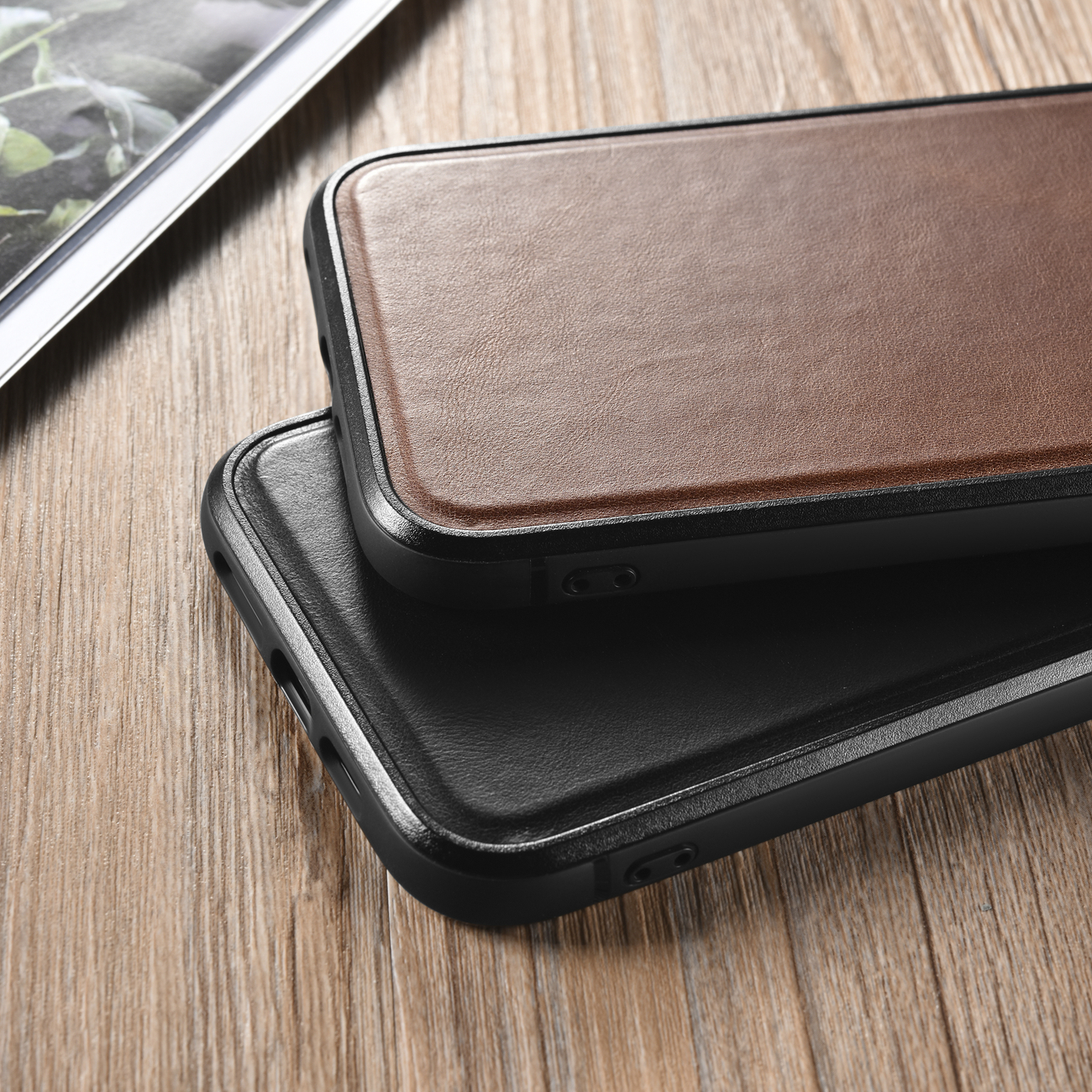 Pokrowiec iCarer Leather Oil Wax brzowy Apple iPhone 13 / 11