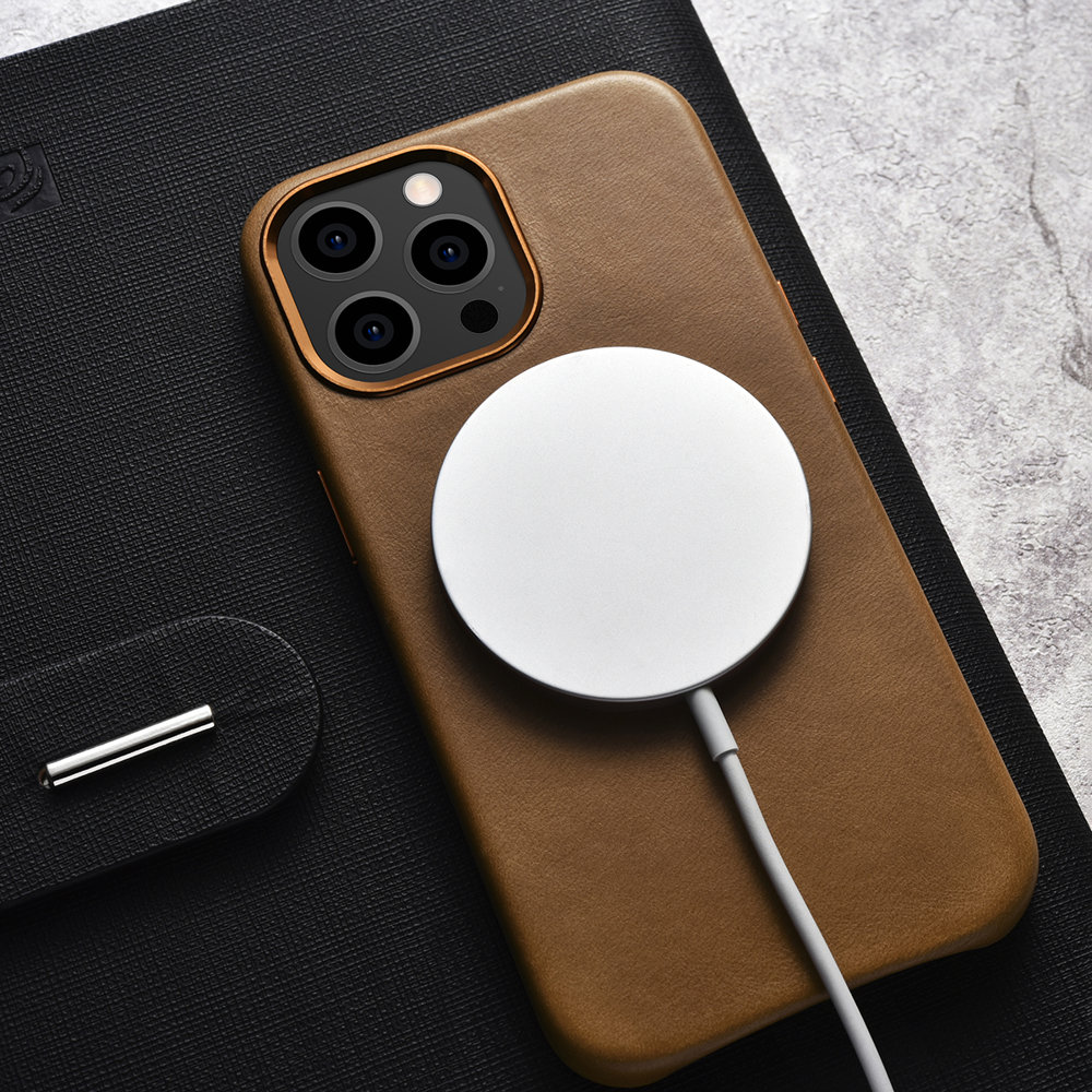 Pokrowiec iCarer Leather Oil Wax br�zowy Apple iPhone 13 Pro / 11