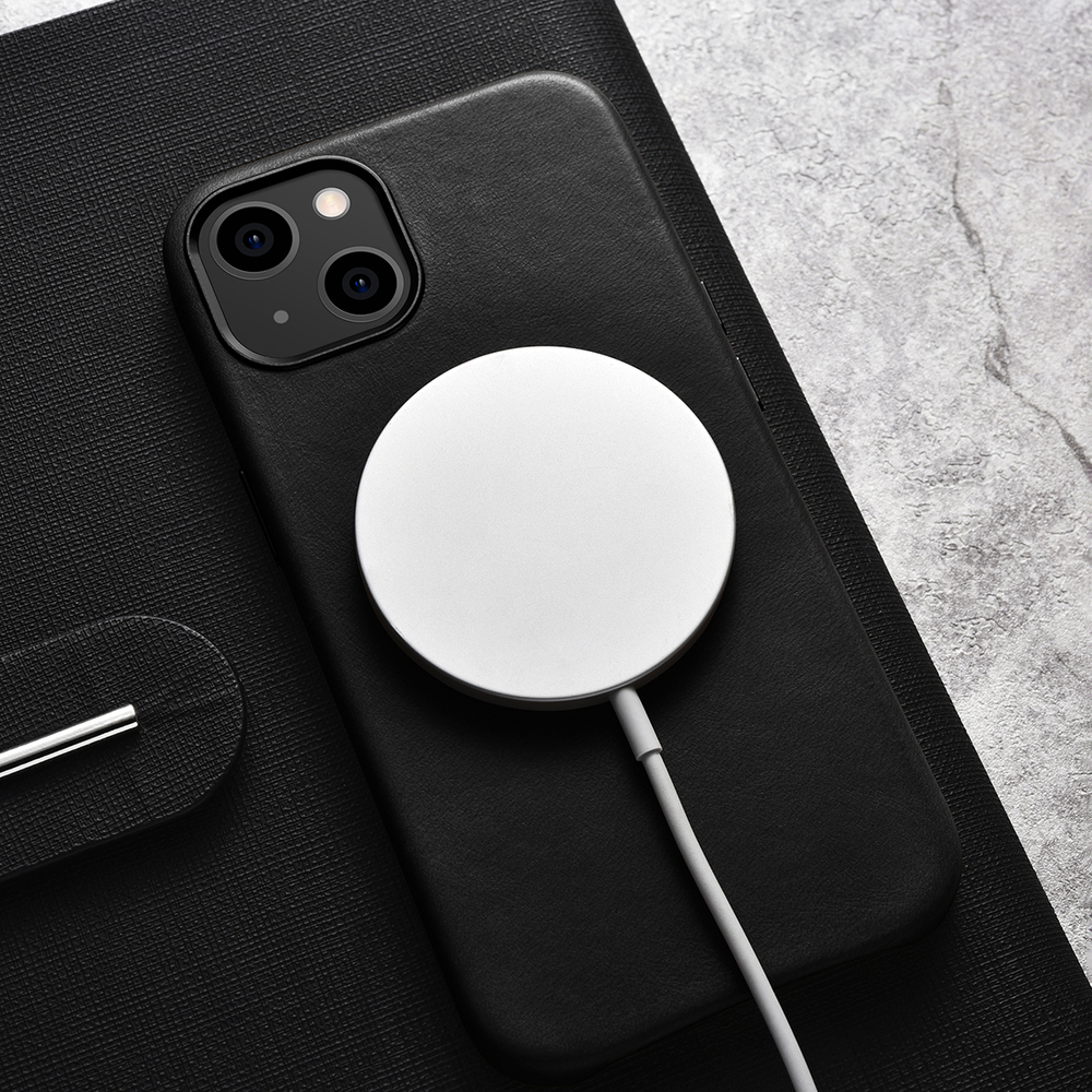 Pokrowiec iCarer Leather Oil Wax czarny Apple iPhone 13 / 11 Pokrowiec iCarer Leather Oil Wax czarny Apple iPhone 13 / 11