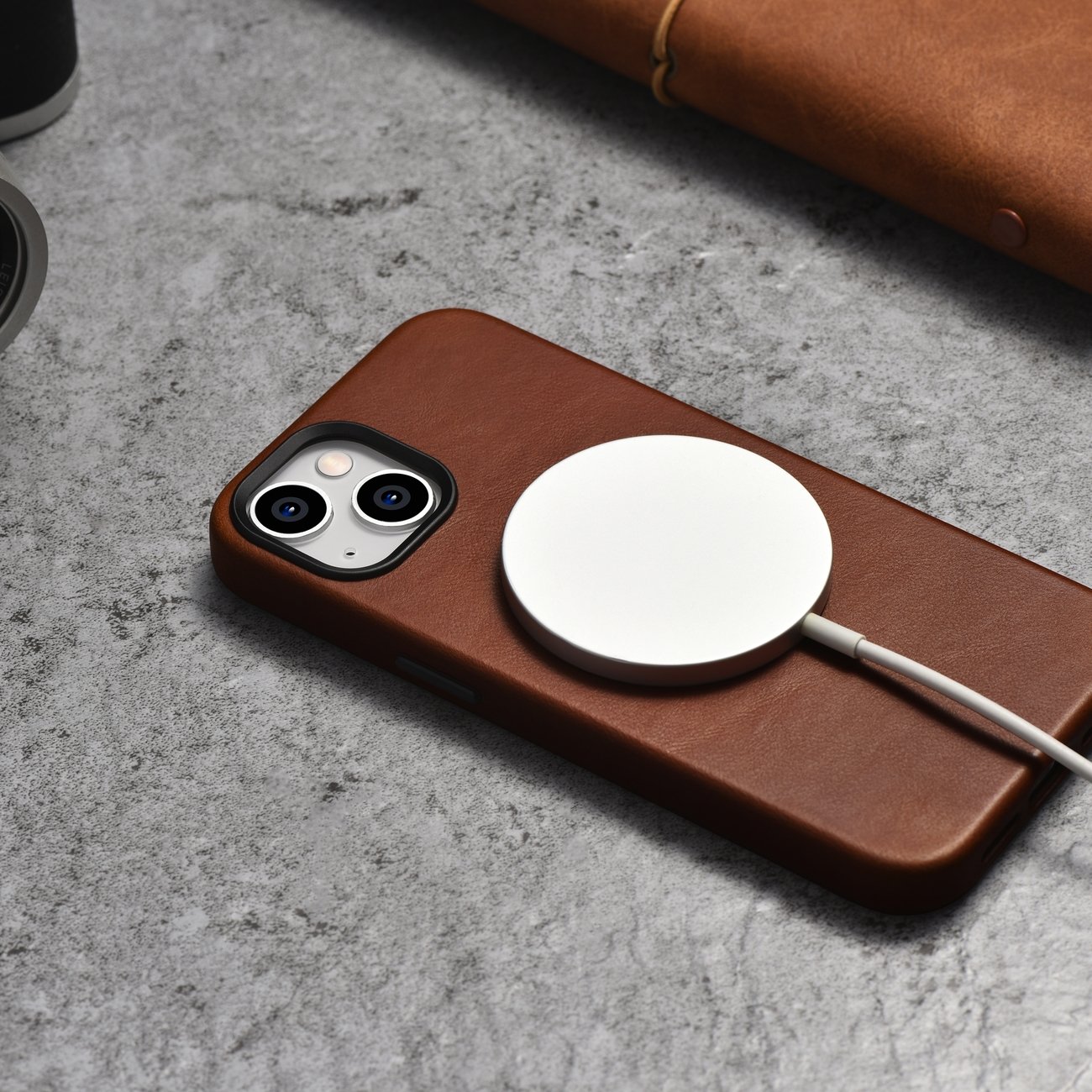 Pokrowiec iCarer Oil Wax Premium Leather Case brzowy Apple iPhone 14 Plus / 6