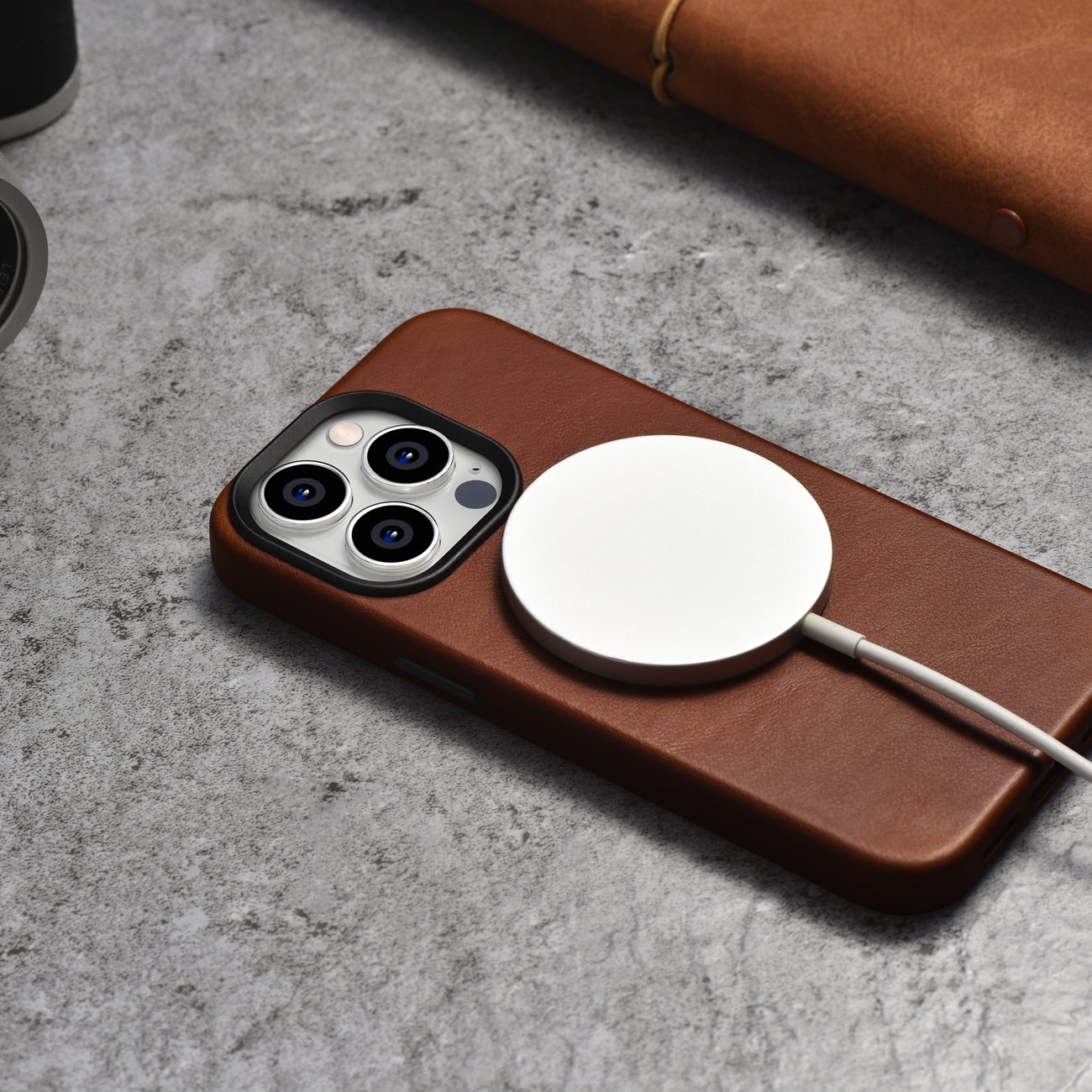 Pokrowiec iCarer Oil Wax Premium Leather Case brzowy Apple iPhone 14 Pro / 6