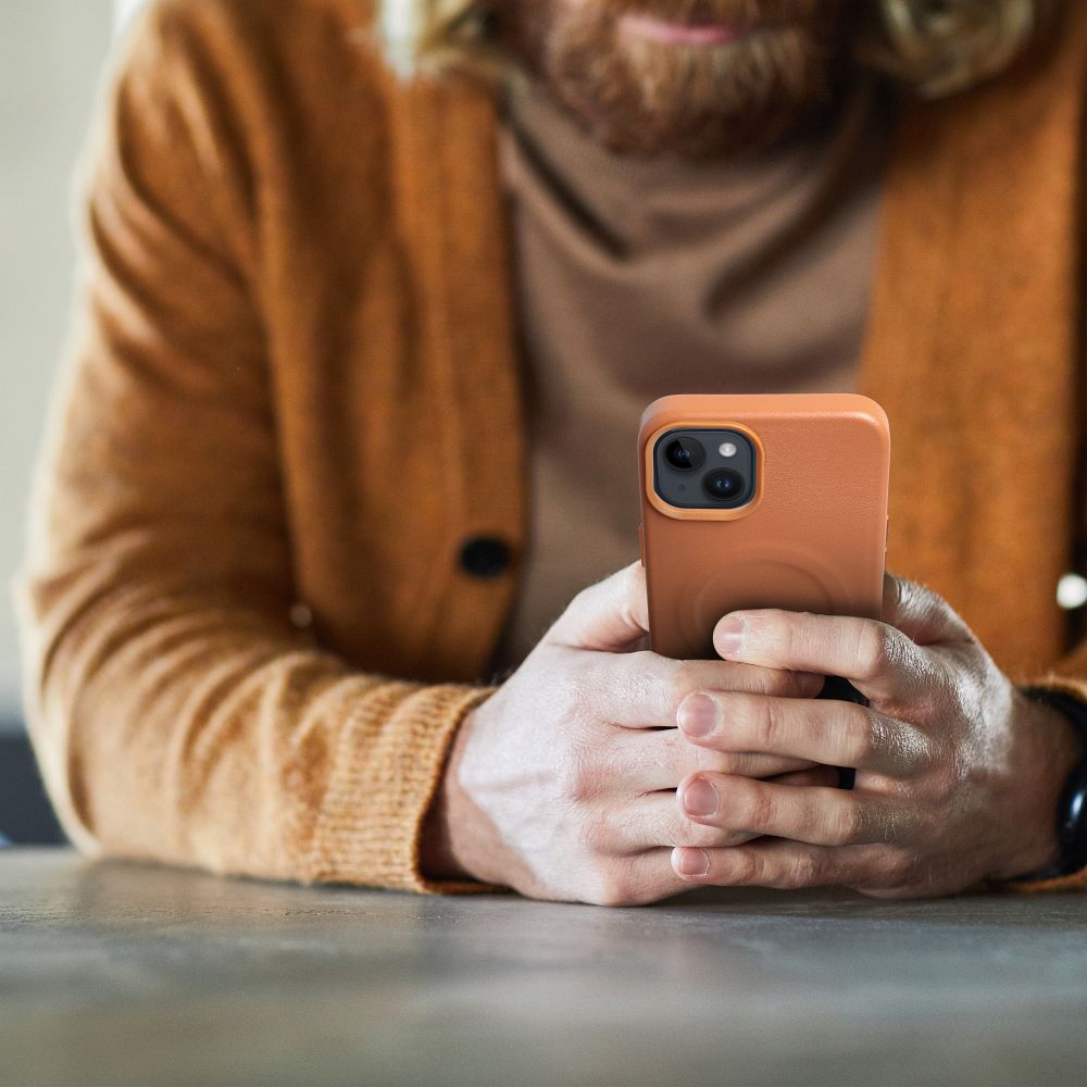 Pokrowiec Roar Leather Mag Case MagSafe brązowy Apple iPhone 14 / 4 Pokrowiec Roar Leather Mag Case MagSafe brązowy Apple iPhone 14 / 4