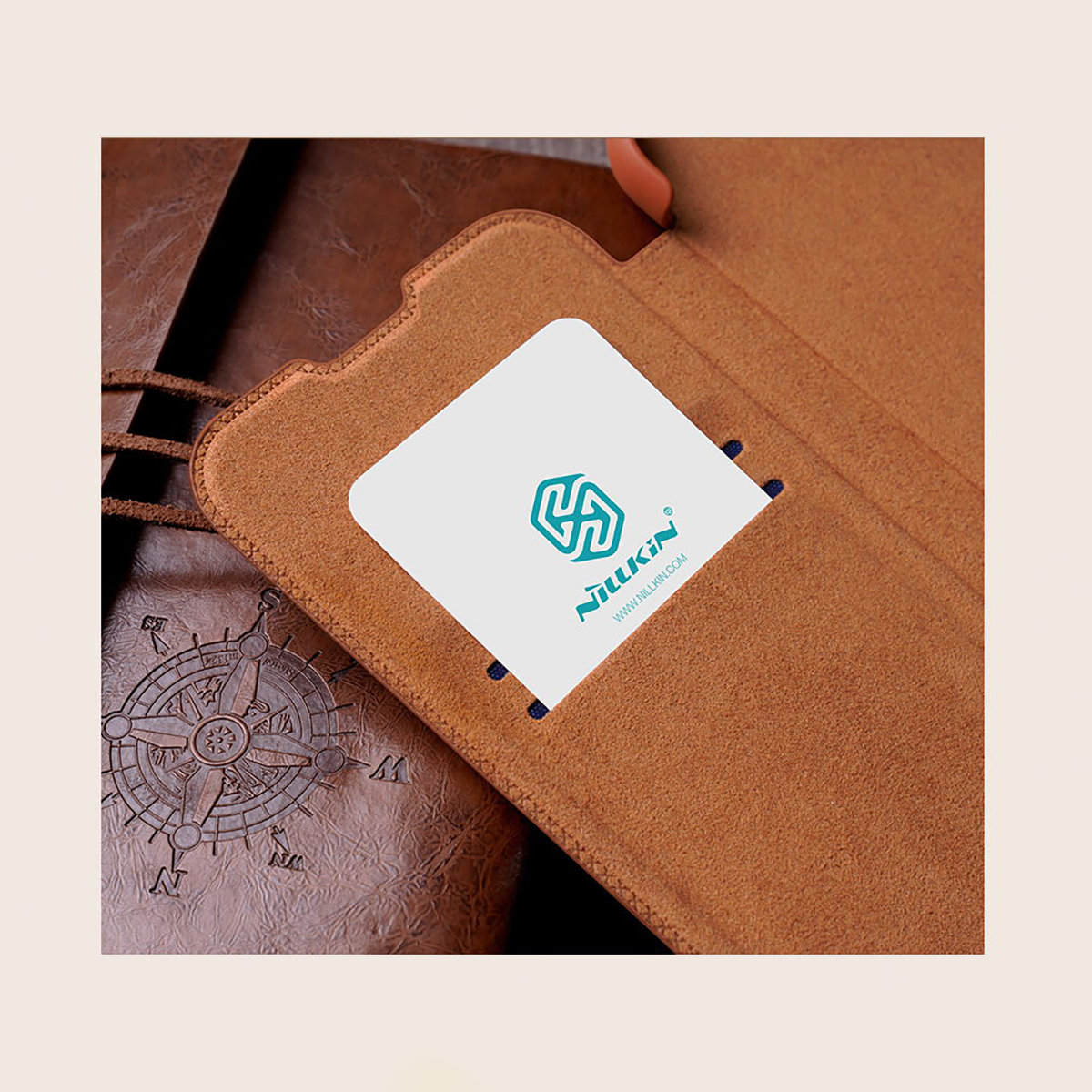 Pokrowiec sk�rzany Nillkin Qin br�zowy Samsung Galaxy S22 / 12