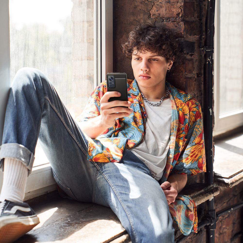 Pokrowiec Spigen Rugged Armor Xiaomi 12 / 10