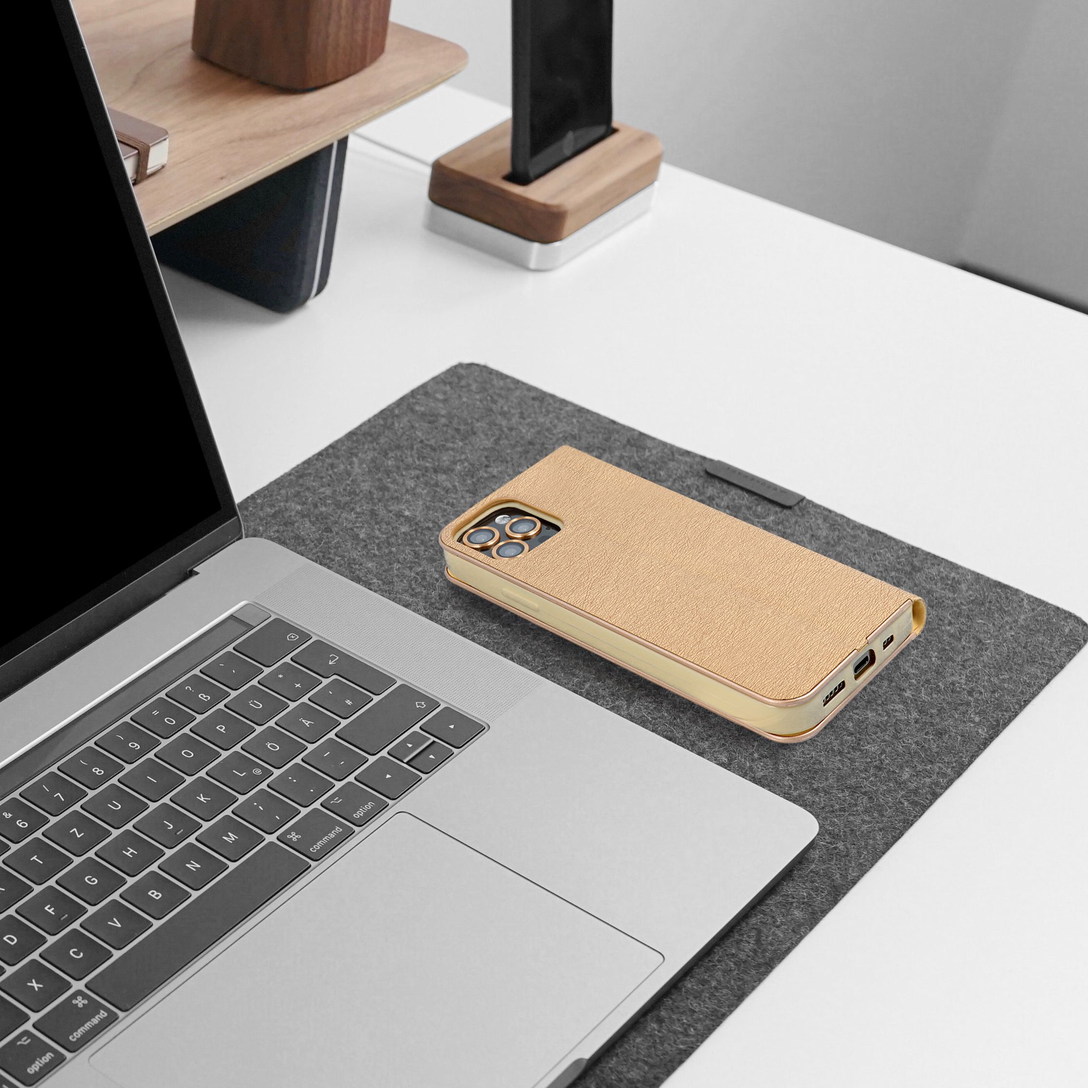 Etui zamykane z klapk� i magnesem Vennus Book z�oty Apple iPhone 14 Plus / 7