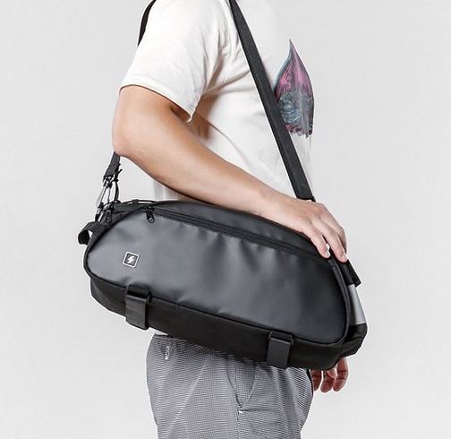 Sakwa rowerowa wodoszczelna i pojemna torba montowana do bagażnika roweru na wycieczki 10 litrów Roswheel Sahoo 142002 czarna / 5 Sakwa rowerowa wodoszczelna i pojemna torba montowana do bagażnika roweru na wycieczki 10 litrów Roswheel Sahoo 142002 czarna / 5